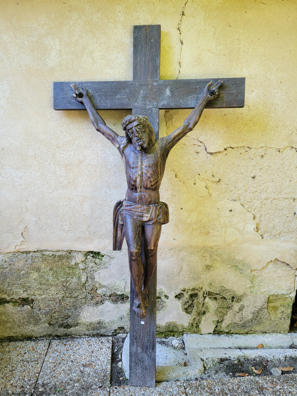 Large carved wooden Christ with inclined head surrounded by a crown of thorns 17th century