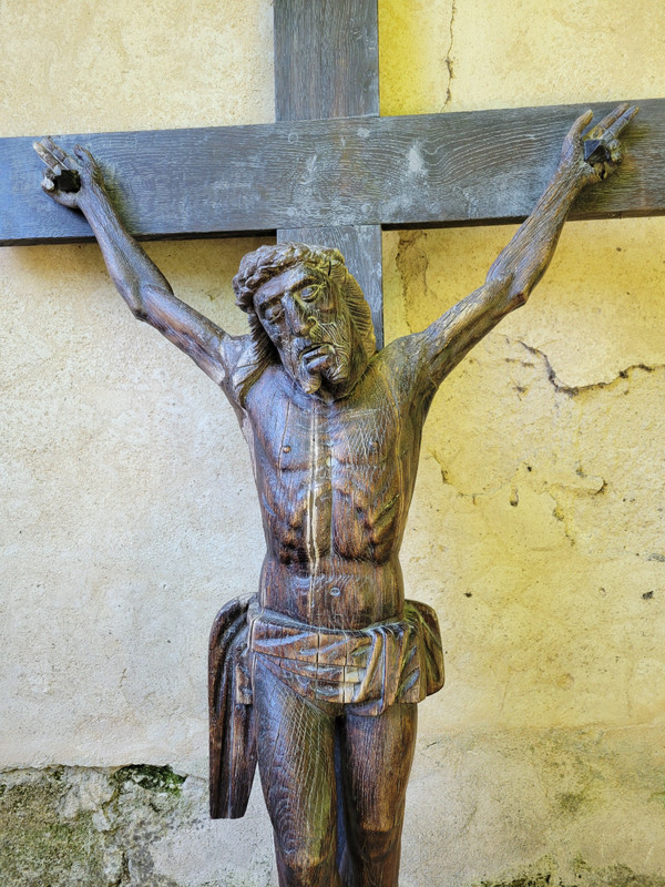 Large carved wooden Christ with inclined head surrounded by a crown of thorns 17th century