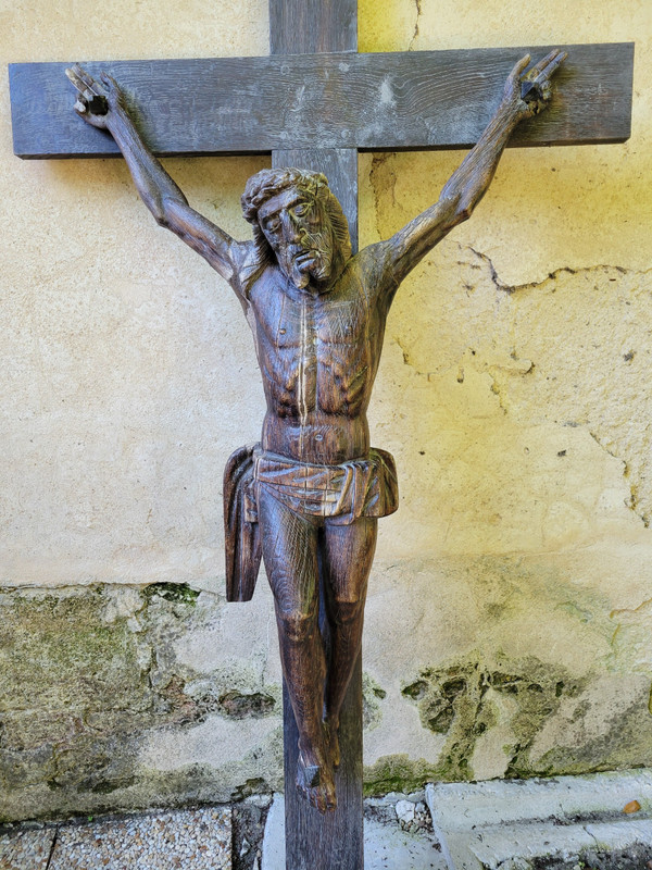 Large carved wooden Christ with inclined head surrounded by a crown of thorns 17th century