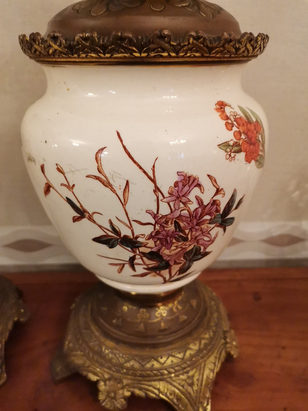Coppia di lucerne in terracotta con decoro a fiori rosa, epoca XIX secolo