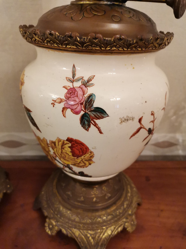 Coppia di lucerne in terracotta con decoro a fiori rosa, epoca XIX secolo