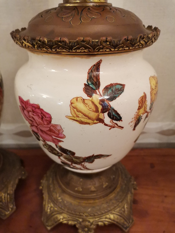 Coppia di lucerne in terracotta con decoro a fiori rosa, epoca XIX secolo