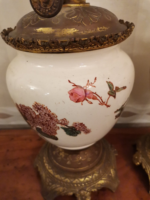 Coppia di lucerne in terracotta con decoro a fiori rosa, epoca XIX secolo