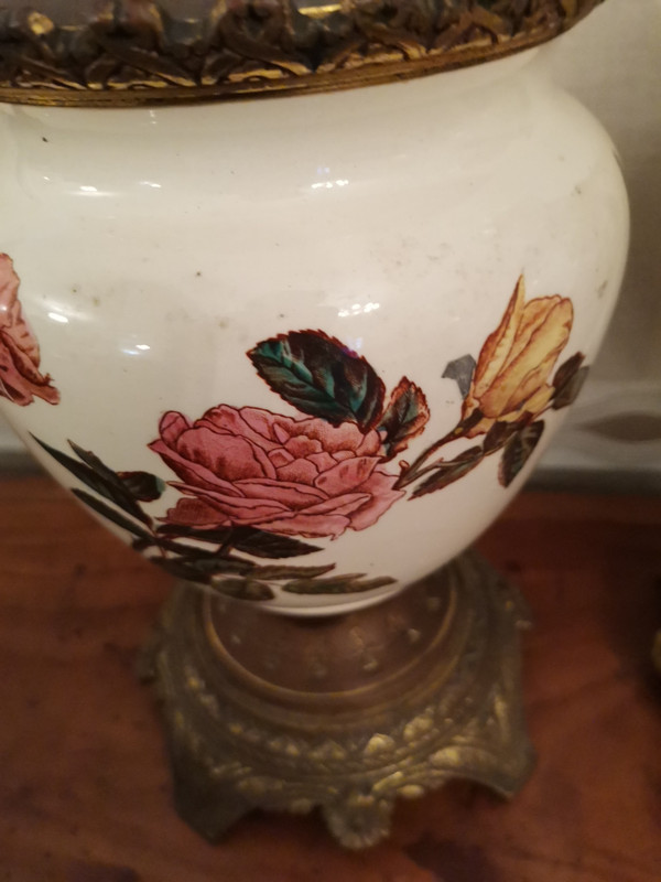 Coppia di lucerne in terracotta con decoro a fiori rosa, epoca XIX secolo