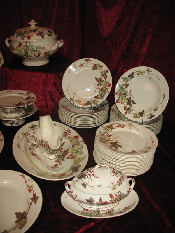 Lunéville earthenware dinner service with ivy decor, Art Nouveau period, late 19th century, 56 pieces 