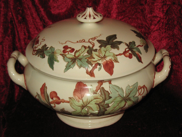 Lunéville earthenware dinner service with ivy decor, Art Nouveau period, late 19th century, 56 pieces 