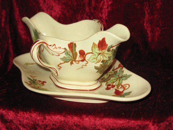 Lunéville earthenware dinner service with ivy decor, Art Nouveau period, late 19th century, 56 pieces 