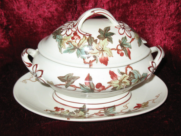 Lunéville earthenware dinner service with ivy decor, Art Nouveau period, late 19th century, 56 pieces 