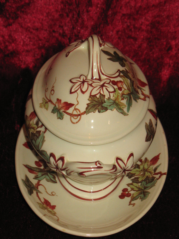 Lunéville earthenware dinner service with ivy decor, Art Nouveau period, late 19th century, 56 pieces 