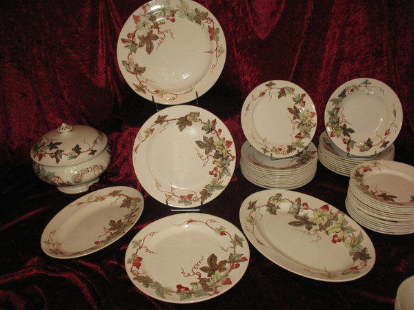 Lunéville earthenware dinner service with ivy decor, Art Nouveau period, late 19th century, 56 pieces 
