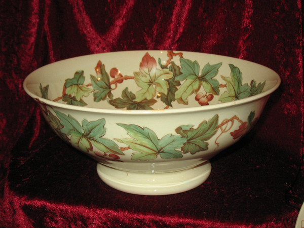 Lunéville earthenware dinner service with ivy decor, Art Nouveau period, late 19th century, 56 pieces 