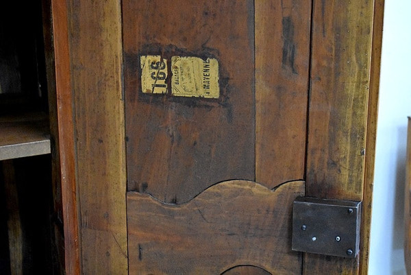 Kleiner Kleiderschrank aus Kirschholz, Region Angers, Stil Louis XV – 19. Jahrhundert