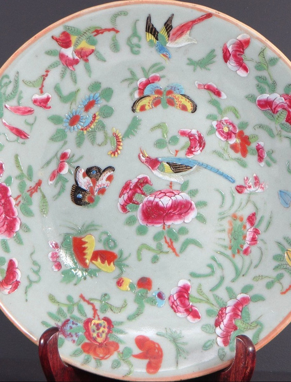 Chine, Province Canton, Première Moitié Du XIXème Siècle, assiette en porcelaine vert céladon.
