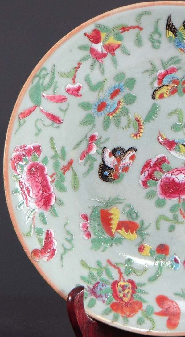 Chine, Province Canton, Première Moitié Du XIXème Siècle, assiette en porcelaine vert céladon.