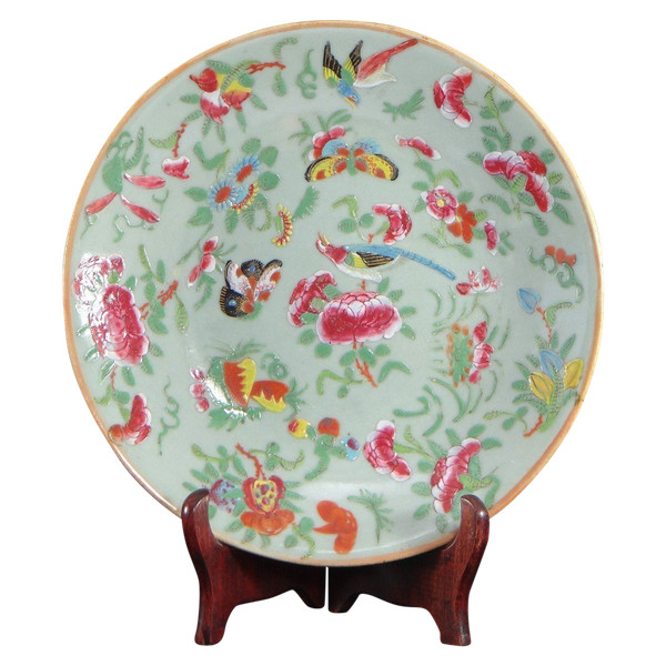 Chine, Province Canton, Première Moitié Du XIXème Siècle, assiette en porcelaine vert céladon.