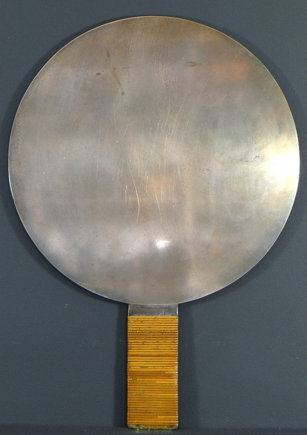 Giappone, XIX secolo, Specchio Kagami in bronzo argentato riccamente decorato con trampolieri.