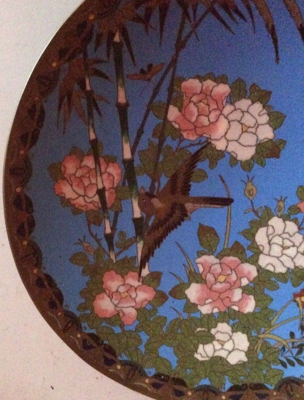 Japanischer Cloisonné-Emailteller auf Kupfervogelgarten, 19. Jahrhundert