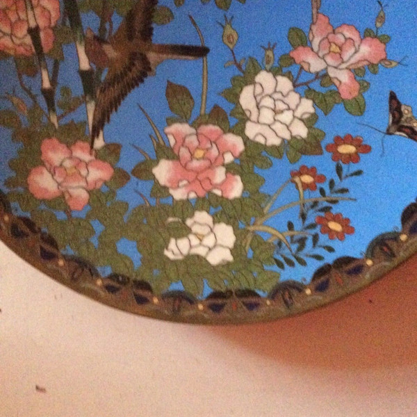 Japanischer Cloisonné-Emailteller auf Kupfervogelgarten, 19. Jahrhundert