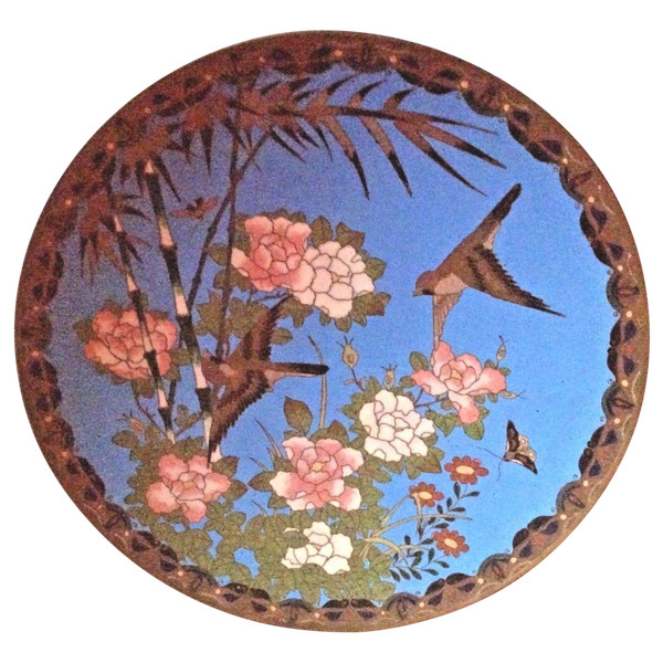Japanischer Cloisonné-Emailteller auf Kupfervogelgarten, 19. Jahrhundert