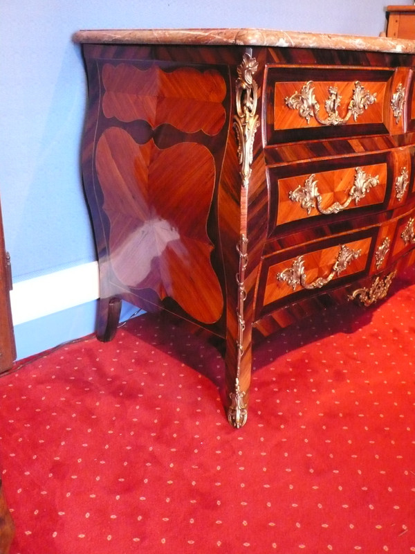 Commode tombeau en marqueterie XVIIIème siècle.