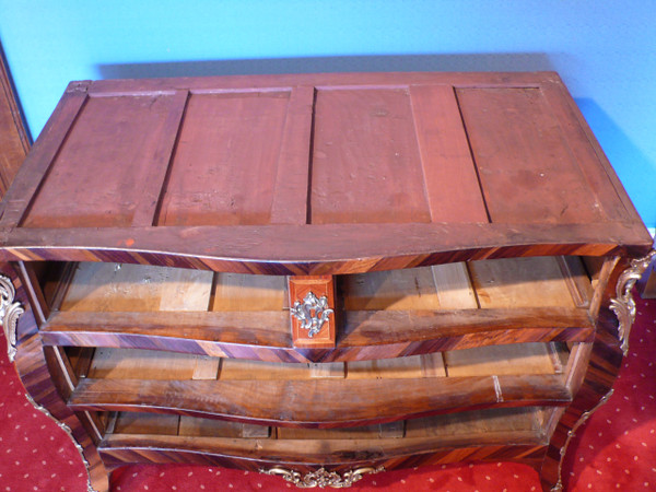Commode tombeau en marqueterie XVIIIème siècle.