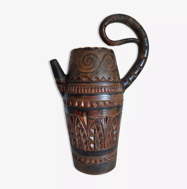 Ceramic in the form of a zoomorphic pitcher with scarified decoration by Huguette Bessone