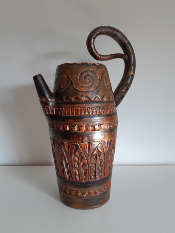 Ceramic in the form of a zoomorphic pitcher with scarified decoration by Huguette Bessone