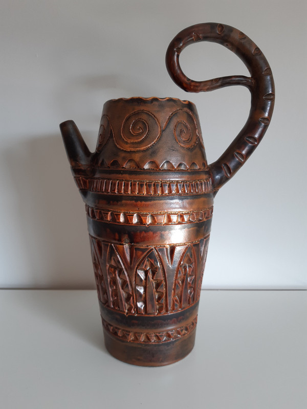 Ceramic in the form of a zoomorphic pitcher with scarified decoration by Huguette Bessone