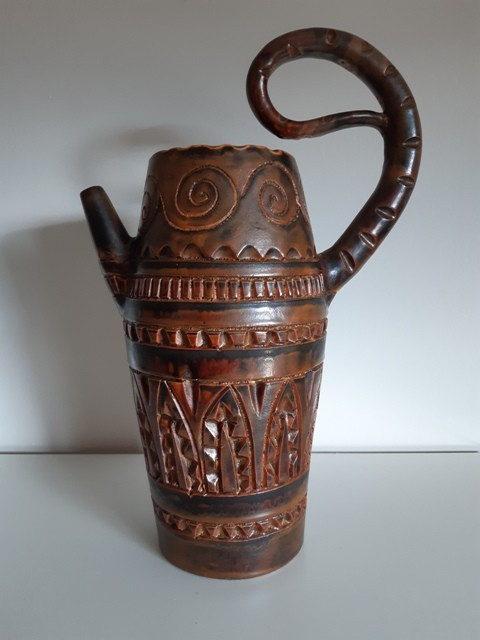 Ceramic in the form of a zoomorphic pitcher with scarified decoration by Huguette Bessone