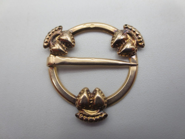 Fermaglio per collare in oro, inizio XIX secolo.