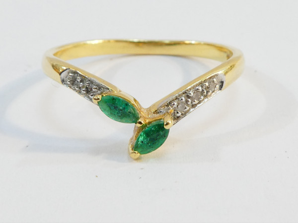 Bague en OR jaune 18 carats avec emeraudes et diamants