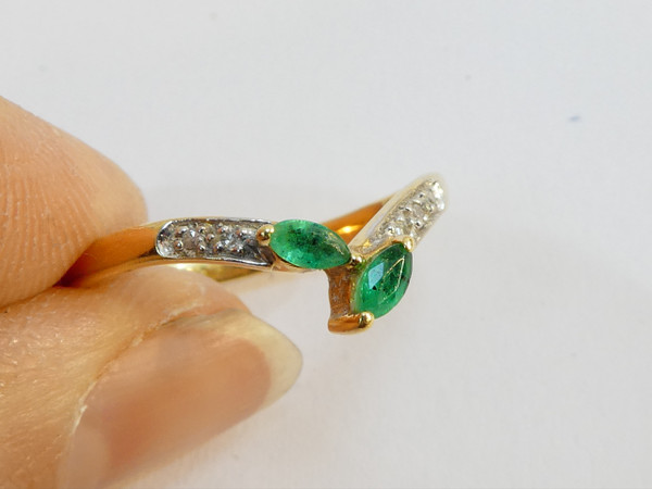 Bague en OR jaune 18 carats avec emeraudes et diamants
