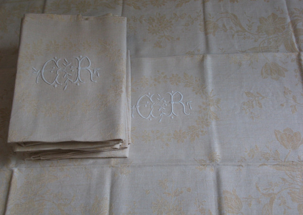 12 napkins in cream floral damask with CR embroidered initials from the early 20th century