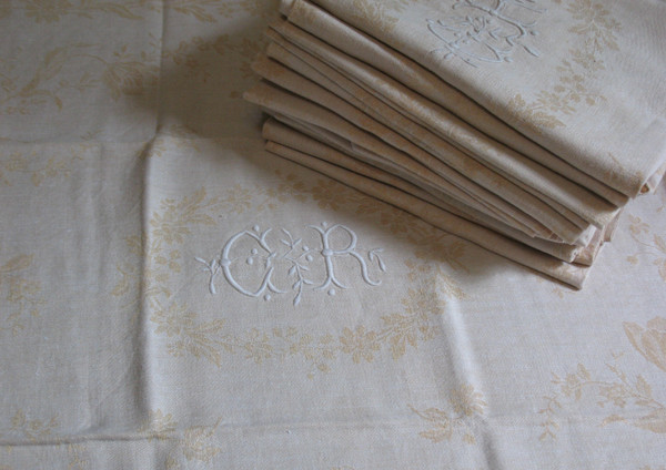 12 napkins in cream floral damask with CR embroidered initials from the early 20th century