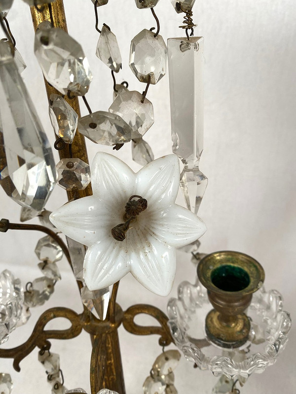Coppia di candelieri in porcellana bianca con pendenti e fiori