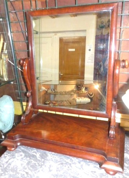 Specchio psichico cubano in mogano fiammato di epoca di restauro