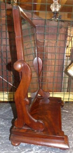 Specchio psichico cubano in mogano fiammato di epoca di restauro
