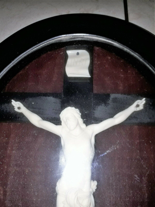 Médaillon ovale à décor dune croix avec crucifix fin XIXème