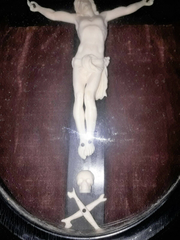 Médaillon ovale à décor dune croix avec crucifix fin XIXème