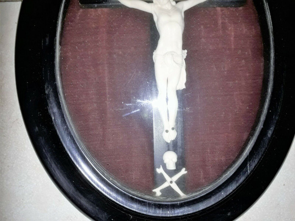Médaillon ovale à décor dune croix avec crucifix fin XIXème