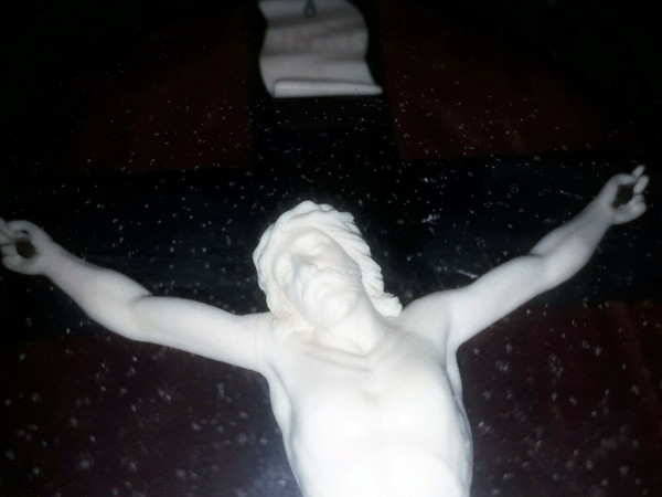 Médaillon ovale à décor dune croix avec crucifix fin XIXème