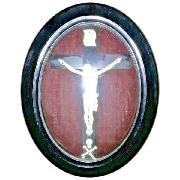 Médaillon ovale à décor dune croix avec crucifix fin XIXème