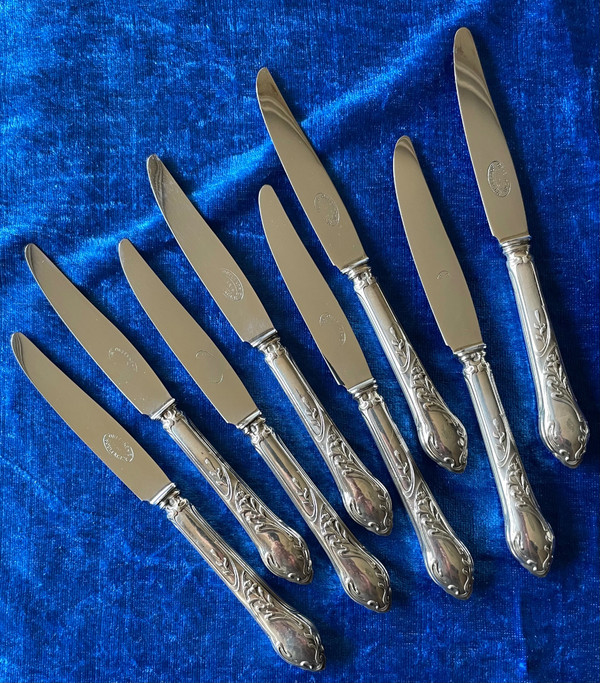8 kleine Dessert- oder Käsemesser.