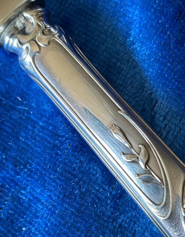 8 kleine Dessert- oder Käsemesser.