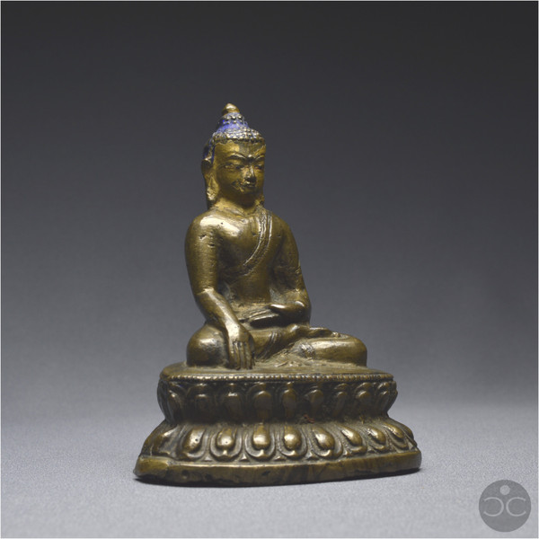 Westtibet, XIII.-XIV. Jahrhundert, Buddha-Darstellung aus Bronze mit brauner Patina
