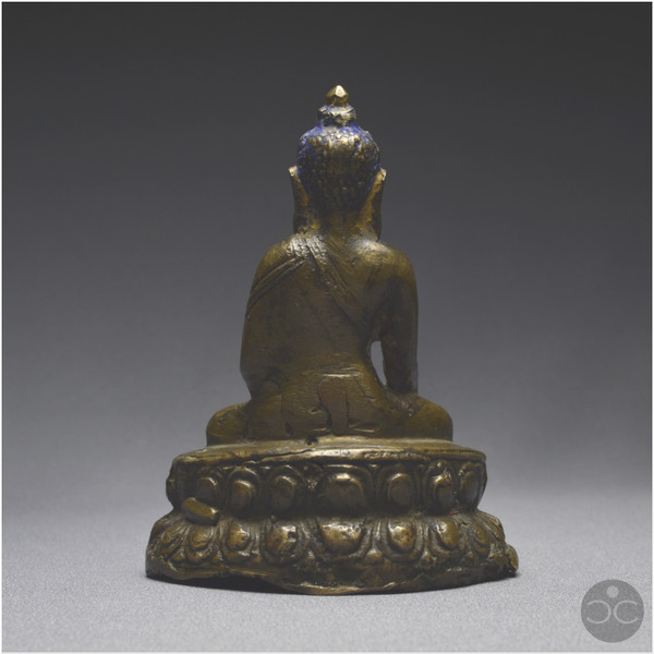 Westtibet, XIII.-XIV. Jahrhundert, Buddha-Darstellung aus Bronze mit brauner Patina