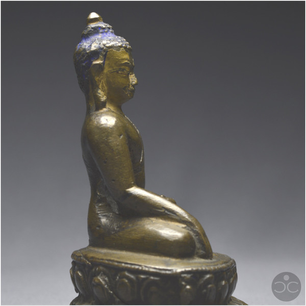Westtibet, XIII.-XIV. Jahrhundert, Buddha-Darstellung aus Bronze mit brauner Patina