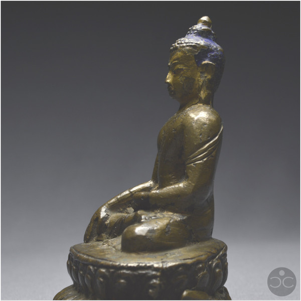 Westtibet, XIII.-XIV. Jahrhundert, Buddha-Darstellung aus Bronze mit brauner Patina