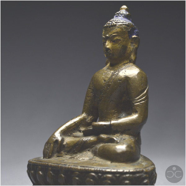Westtibet, XIII.-XIV. Jahrhundert, Buddha-Darstellung aus Bronze mit brauner Patina
