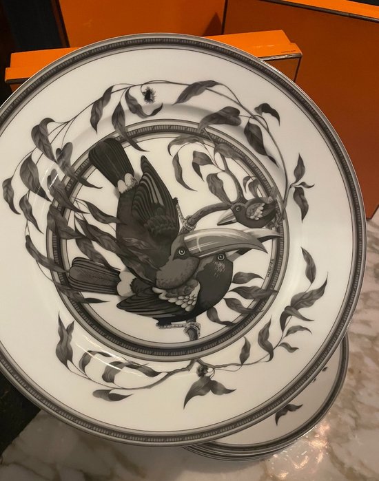 HERMES Paris. "Estampe de Toucans", 6 assiettes en porcelaine en grisaille.
